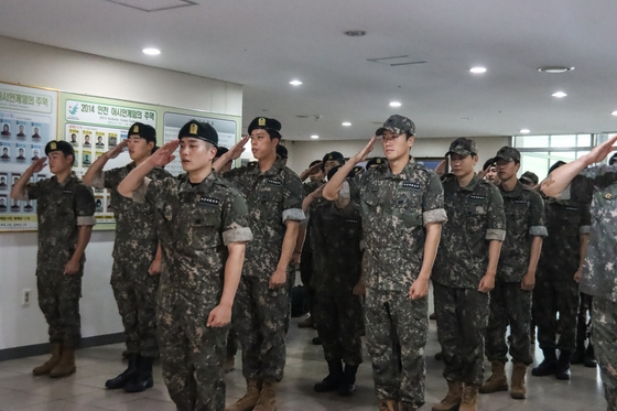 Soldiers from the Korea Armed Forces Athletic Corps (Kafac), including 17 players from K League 1 team Gimcheon Sangmu, salute during a discharge ceremony at the Kafac headquarters in Mungyeong, North Gyeongsang on July 15. [GIMCHEON SANGMU]