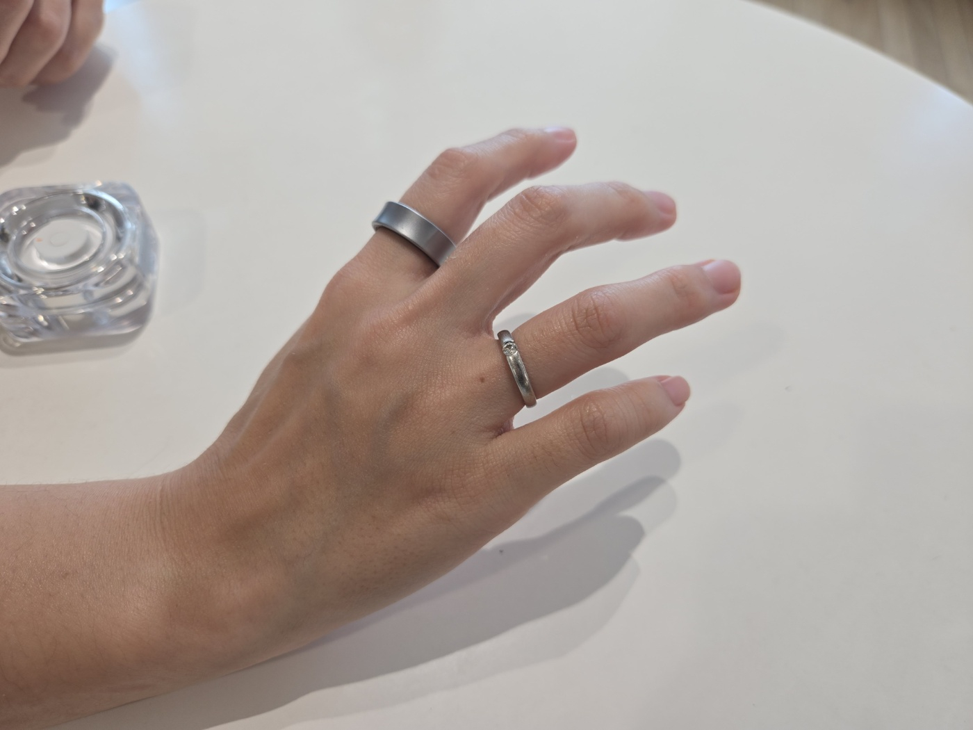 The Galaxy Ring on the index finger and an ordinary ring on the fourth finger [KIM MYUNG-JI]