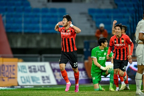 Gangwon FC forward Lee Sang-heon, left, celebrates during a K League match against Daegu FC at Chuncheon Songam Sports Town in Chuncheon, Gangwon on April 3. [GANGWON FC]