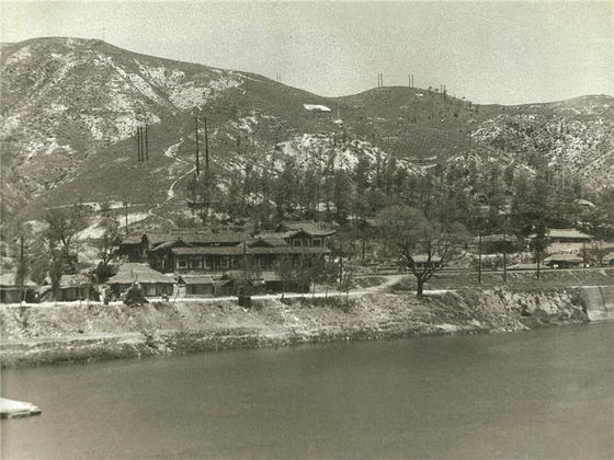 A photo provided by the Andong city government shows Imcheonggak with 99 rooms before parts of it were demolished by the Japanese government. [ANDONG CITY GOVERNMENT]