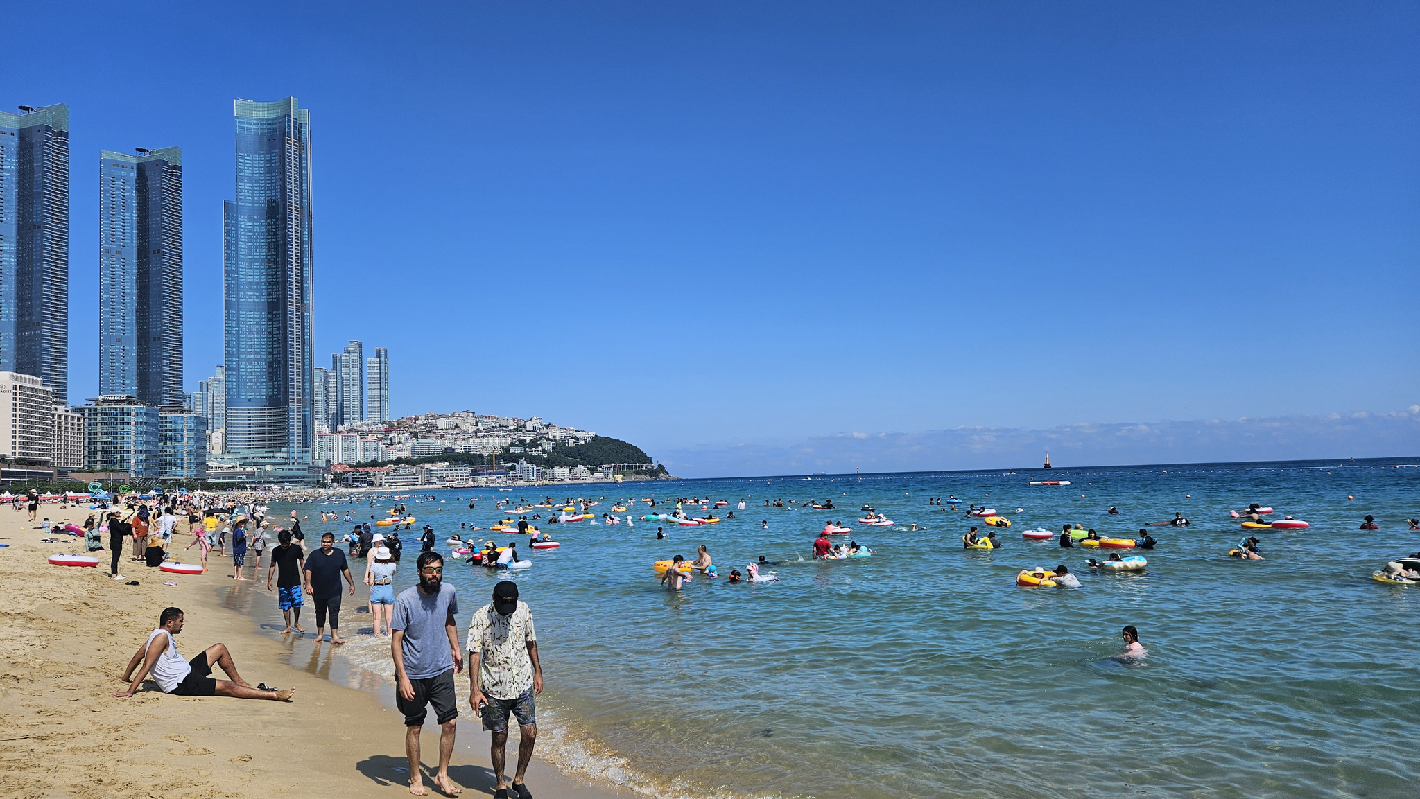 Beachgoers enjoy Haeundae Beach in Busan on Saturday. [YONHAP] 