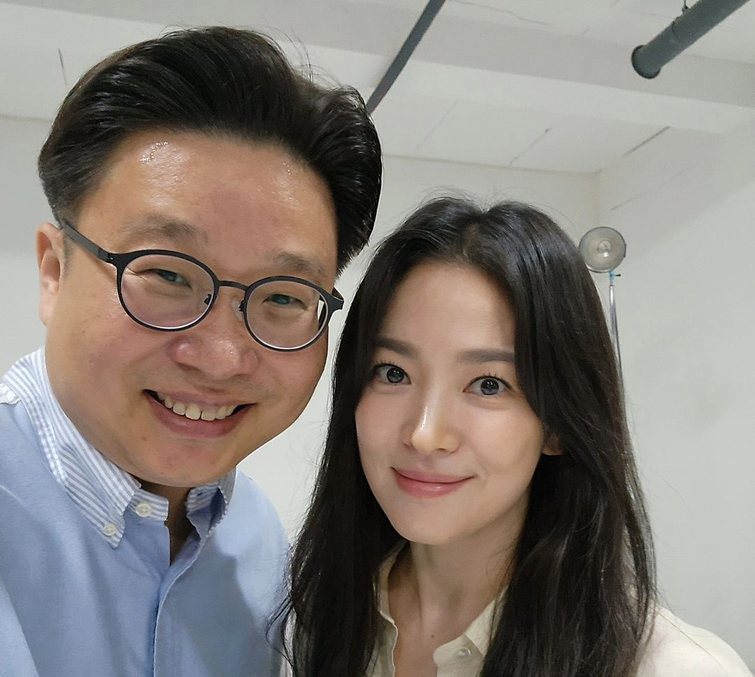 Actor Song Hye-kyo, right, and Sungshin Women’s University professor Seo Kyoung-duk [SEO KYOUNG-DUK]