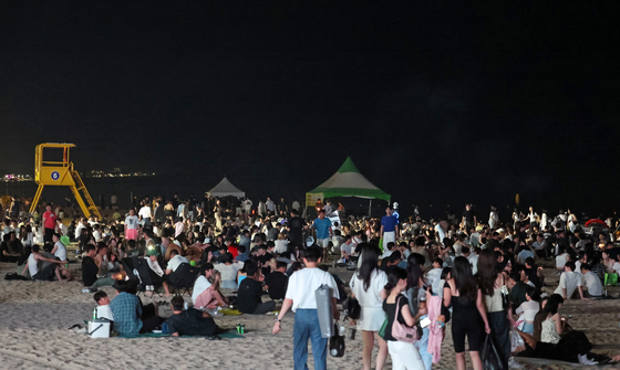 People flock to a white sand beach in Gangneung, Gangwon on August 4, with tropical nights occurring for 16 straight days. [YONHAP] 