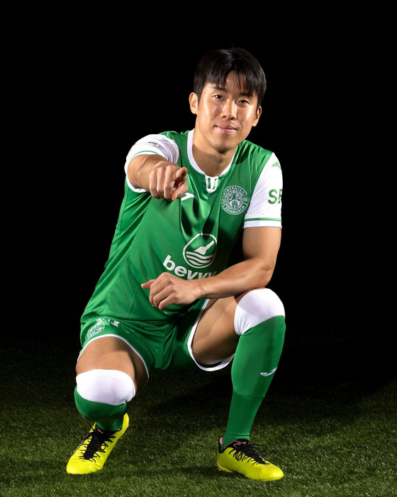 Kwon Hyeok-kyu poses in a photo shared on Hibernian FC's official Instagram account on Tuesday. [SCREEN CAPTURE]