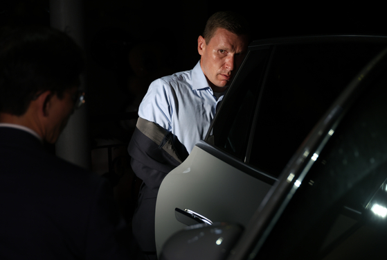 Mercedes-Benz Korea CEO Mathias Vaitl gets in a car after a three-hour talk with residents of an Incheon apartment complex where an exploded Mercedes EV caused a blaze in an underground parking lot on Aug. 1. The incident sent 23 people to hospitals, damaged as many as 880 vehicles and inflicted weeklong electricity and water supply outages on some 1,600 households. [YONHAP]