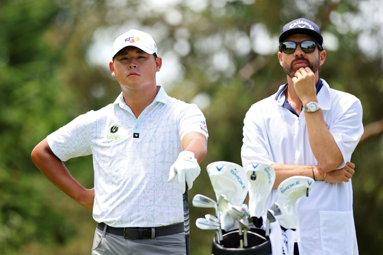 Korea's Kim Si-woo, left, looks on from the second tee during the third round of the Memorial Tournament presented by Workday at Muirfield Village Golf Club on June 8 in Dublin, Ohio. [GETTY IMAGES]