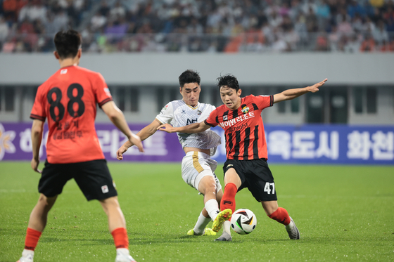 Gangwon FC midfielder Yang Min-hyuk, right, in action during a K League 1 match against Gimcheon Sangmu at Gangneung Sports Complex in Gangneung, Gangwon on June 22. [GIMCHEON SANGMU]