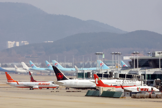 Airplanes are on the tarmac at the Incheon International Airport on February 22, 2022. [YONHAP]