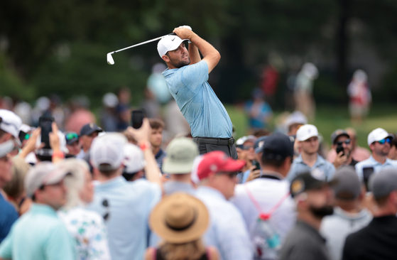 Scottie Scheffler plays his shot from the fifth tee during the final round of the Travelers Championship at TPC River Highlands on June 23 Cromwell, Connecticut. [GETTY IMAGES]