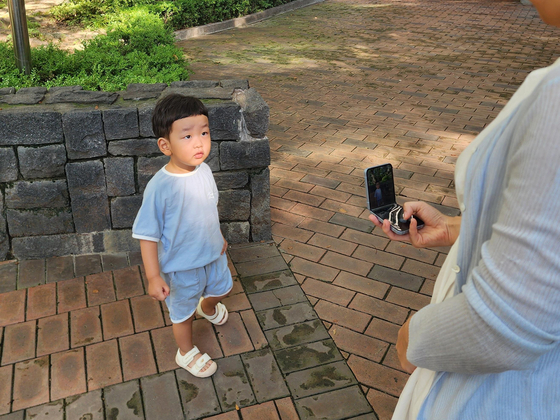 The Galaxy Z Flip 6's folding lid allows for photos to be taken from various angles, which is especially handy when taking photo of smaller subjects such as children. [JIN EUN-SOO]