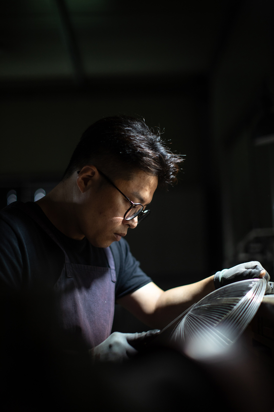 Cheon Woo-sun works on his wire vessels in his studio in Goyang, Gyeonggi (SOLUNA ART GROUP)