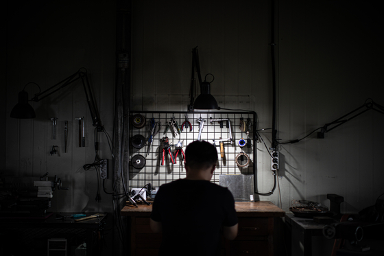 Cheon Woo-sun works on his wire vessels in his studio in Goyang, Gyeonggi (SOLUNA ART GROUP)