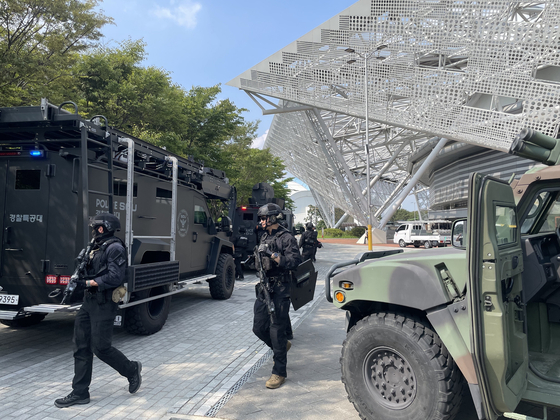 Members of the police's Special Operations Unit participate in a pre-exercise near KSPO Dome in Songpa District, southern Seoul, on Tuesday, ahead of the four-day Ulchi civil defense drill scheduled from Monday to Thursday. [SONGPA DISTRICT OFFICE]