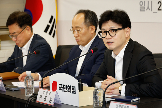 Conservative People Power Party (PPP) leader Han Dong-hoon, right, addresses chiefs of the party's regional branches at a meeting held at the PPP's headquarters in Yeouido, western Seoul, on Monday. [NEWS1] 