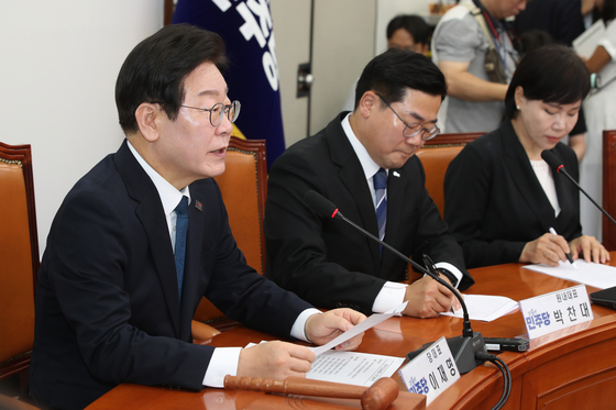 Newly reelected Democratic Party leader Lee Jae-myung speaks during a meeting of the party's Supreme Council at the National Assembly in Yeouido, western Seoul, on Monday. [NEWS1]