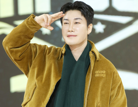 Rapper San E apologizes for attacking pedestrians with his cell phone