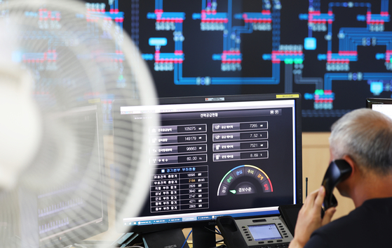 A Korea Electric Power Corporation official monitors the power supply status at the Power Management Office System Operation Center in Suwon, Gyeonggi, on Tuesday afternoon. [YONHAP]