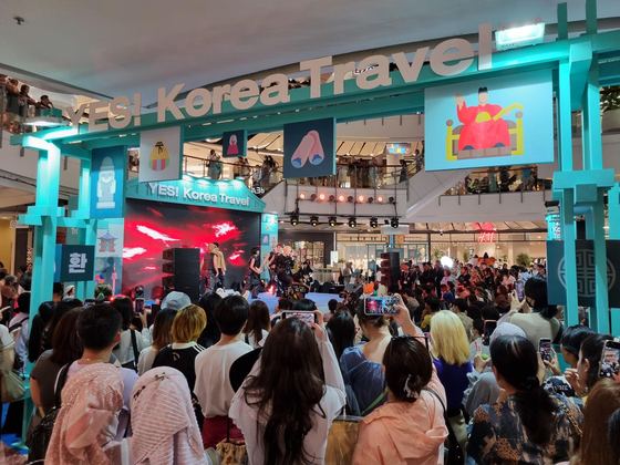 Visitors watch a stage performance at the Korea Tourism Organization's promotional event dubbed "Yes! Korea Travel" in March. [KOREA TOURISM ORGANIZATION]