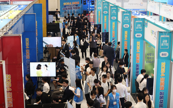 Job seekers visit booths for interviews and job consultations at the financial industry's joint job fair held at Dongdaemun Design Plaza in eastern Seoul on Wednesday. [YONHAP]