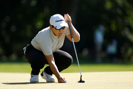 Korean Shin Ji-yai prepares to putt on the 13th green during the first round of the U.S. Women's Open at Lancaster Country Club on May 30 in Lancaster, Pennsylvania. (AFP/YONHAP)