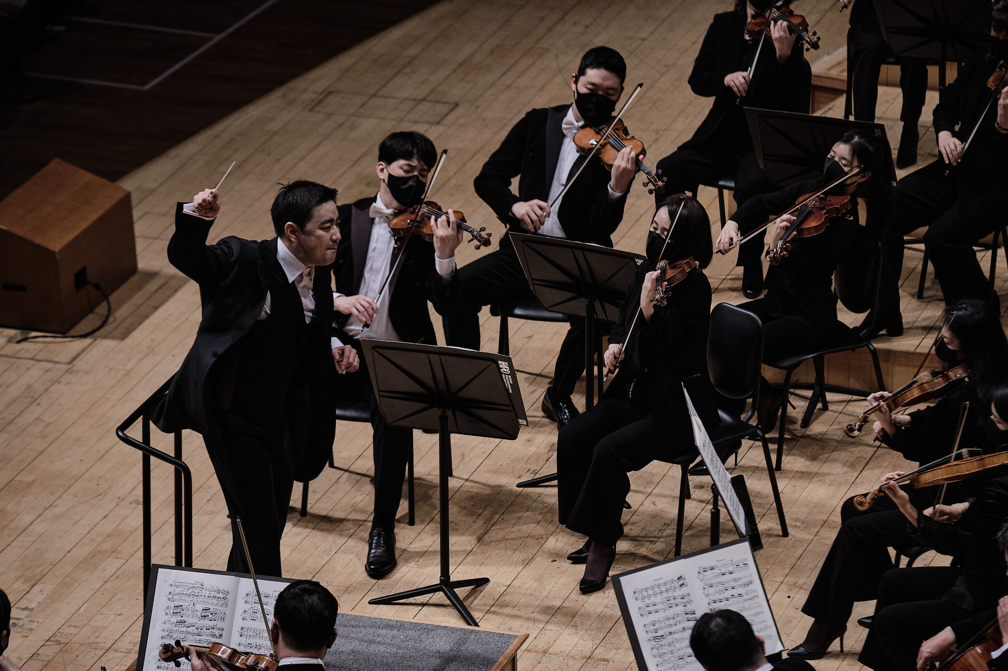 Choi Soo-yeoul is shown here conducting at a concert. The conductor is set to perform with the Hankyung Arte Philharmonic on Sept. 9. [LOTTE FOUNDATION OF ARTS]