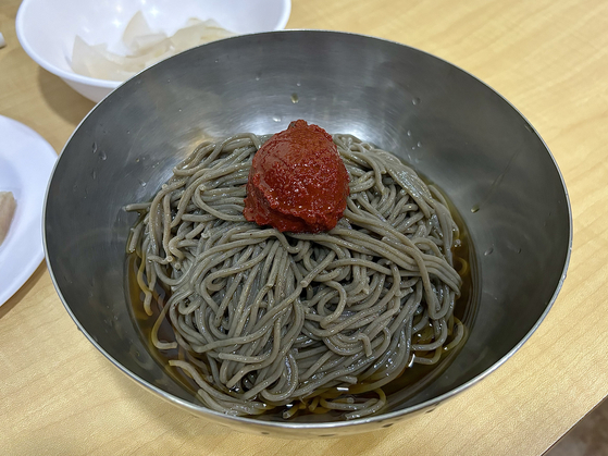 Makguksu at Seongcheon Makguksu in Gangnam District, southern Seoul [LEE JIAN]