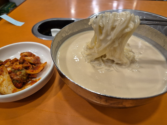 Kongguksu, otherwise known as cold soybean soup noodles, at Jinju Hoegwan in Jung District, central Seoul [JOONGANG ILBO]