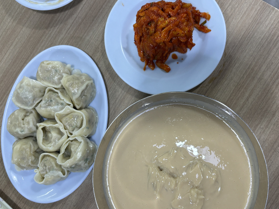 Kongguksu at Jinju Jip in Yeongdeungpo District, western Seoul [LEE JIAN]