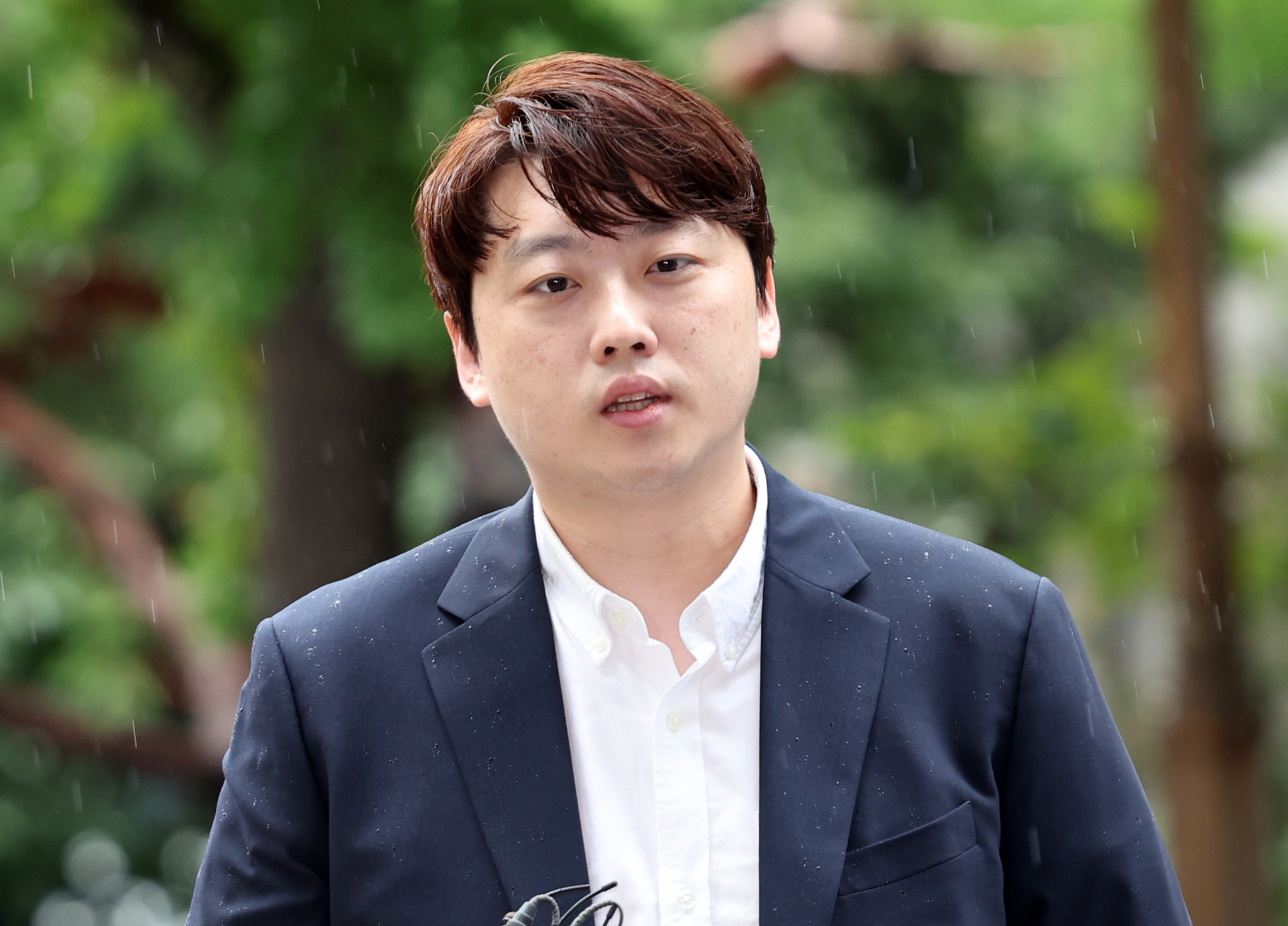 Park Dan speaks to reporters on his way to the police agency for a questioning session in western Seoul on Wednesday. [NEWS1]