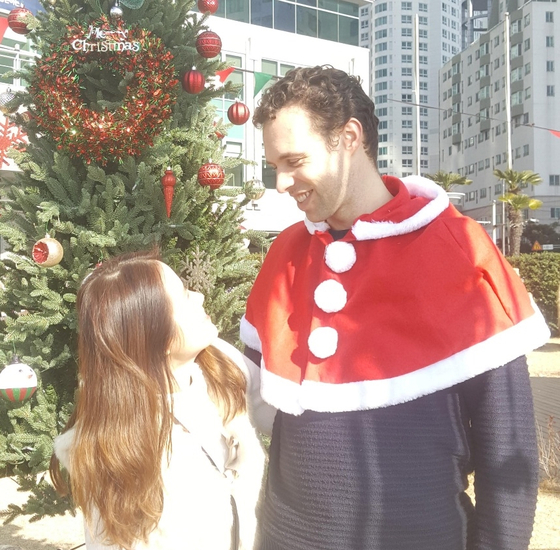 Thomas Pallett (right) and his Korean wife. The couple wanted to adopt a Korean child. [THOMAS PALLETT]