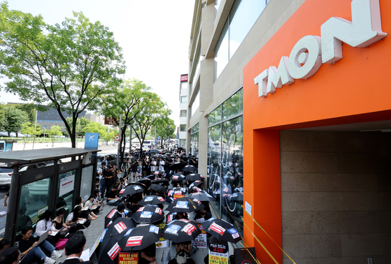 Merchants and customers affected by TMON and WeMakePrice's liquidity crisis stage a protest in front of TMON's headquarters in Gangnam District, southern Seoul, on Aug. 13. [NEWS1] 