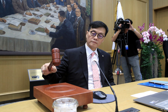 Bank of Korea Gov. Rhee Chang-yong bangs the gavel to open a Monetary Policy Committee meeting at the central bank in central Seoul on Thursday. [BANK OF KOREA]