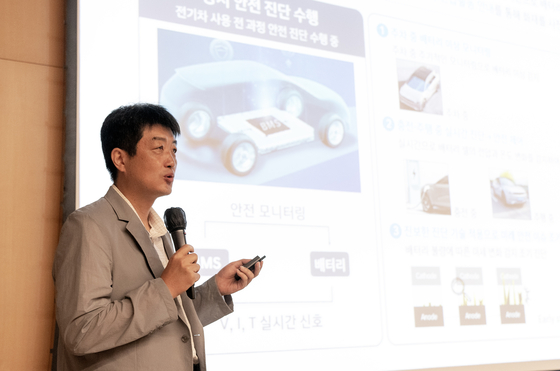 Kim Dong-gun, head of the battery cell development division at Hyundai Motor Group, explains safety features in the Casper Electric during a test drive session in Goyang, Gyeonggi, on Wednesday. [HYUNDAI MOTOR] 