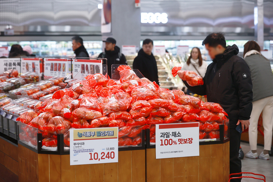 A bag of apples is priced at 10,240 won ($7.7) at a supermarket. [YONHAP]