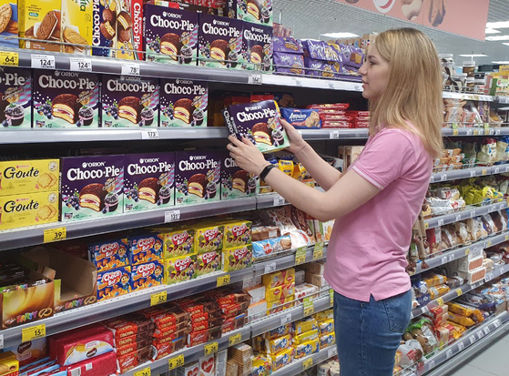 A customer picks out a box of Choco Pies at a supermarket in Russia. [ORION]