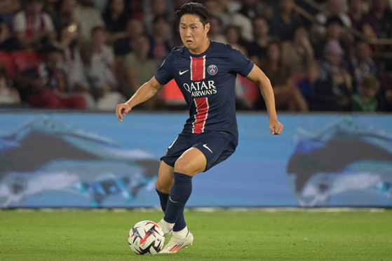 Paris Saint-Germain's Lee Kang-in controls the ball during a Ligue 1 match against Montpellier at Parc des Princes in Paris on Friday. [AFP/YONHAP]