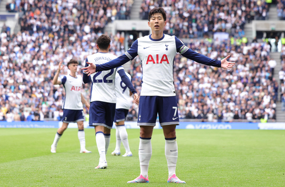 Tottenham Hotspur's Son Heung-min celebrates scoring the final goal during a Premier League match against Everton in London on Saturday. [EPA/YONHAP]