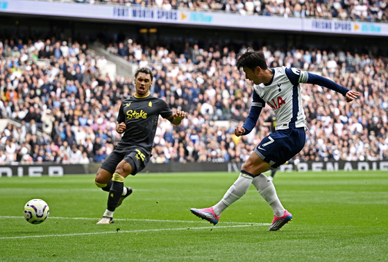 Tottenham Hotspur's Son Heung-min scores the fourth goal of a game against Everton at Tottenham Hotspur Stadium in London on Saturday. [REUTERS/YONHAP]