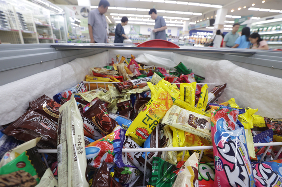 Consumers look at ice cream in a supermarket in Seoul on Sunday.Consumers look at ice cream in a supermarket in Seoul on Sunday. [YONHAP]