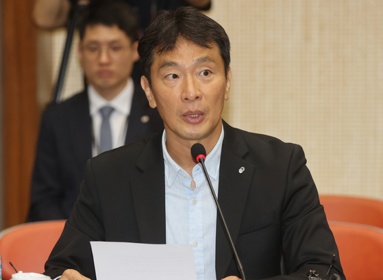 Financial Supervisory Service Gov. Lee Bok-hyun speaks during a meeting at NH Nonghyup Bank headquarters in Jung District in central Seoul on Friday. [YONHAP]