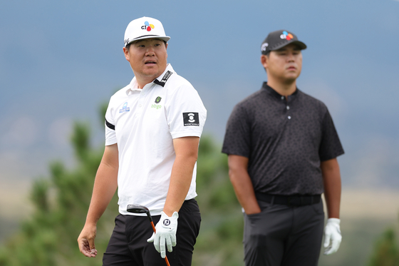 Im Sung-jae (left) and Kim Si-woo watch from the sixth tee during the third round of the BMW Championship at Castle Pines Golf Club in Castle Rock, Colorado, on Saturday.  [GETTY IMAGES]