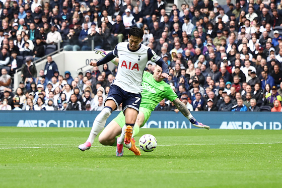 Tottenham Hotspur's Son Heung-min runs around Everton's Jordan Pickford to score the team's second goal at Tottenham Hotspur Stadium in London on Saturday. [AFP/YONHAP]