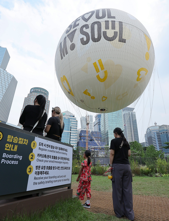 Visitors watch Seouldal prepare to welcome passengers at Yeouido Park in western Seoul on Sunday. (NEWS1)