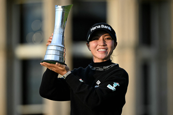 New Zeland's Lydia Ko poses with the trophy after winning the Women's British Open on the Old Course at St Andrews in St Andrews, Scotland Sunday. [AFP/YONHAP]