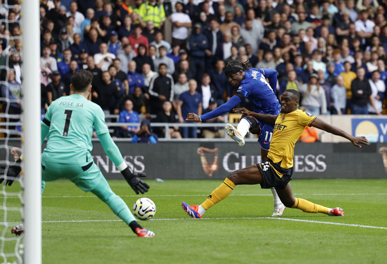 Chelsea's Noni Madueke scores their fourth goal against Wolverhampton Wanderers at the Molineux in Wolverhampton, England on Sunday. [REUTERS/YONHAP]