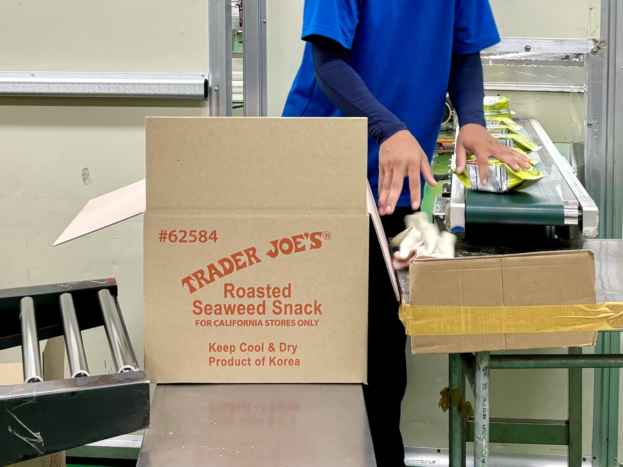 Gim at a factory in Honseong is being put inside Trader Joe's box to be shipped to the United States [LEE JIAN]