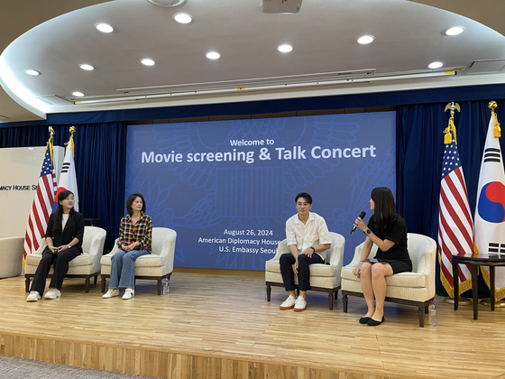 Three North Korean defectors, Ju Chan-yang, Hyun Hyang and Park Yu-sung, from the left, participate in a talk show held at the U.S. Embassy in Seoul's American Diplomacy House in central Seoul on Monday. [LEE SOO-JUNG]