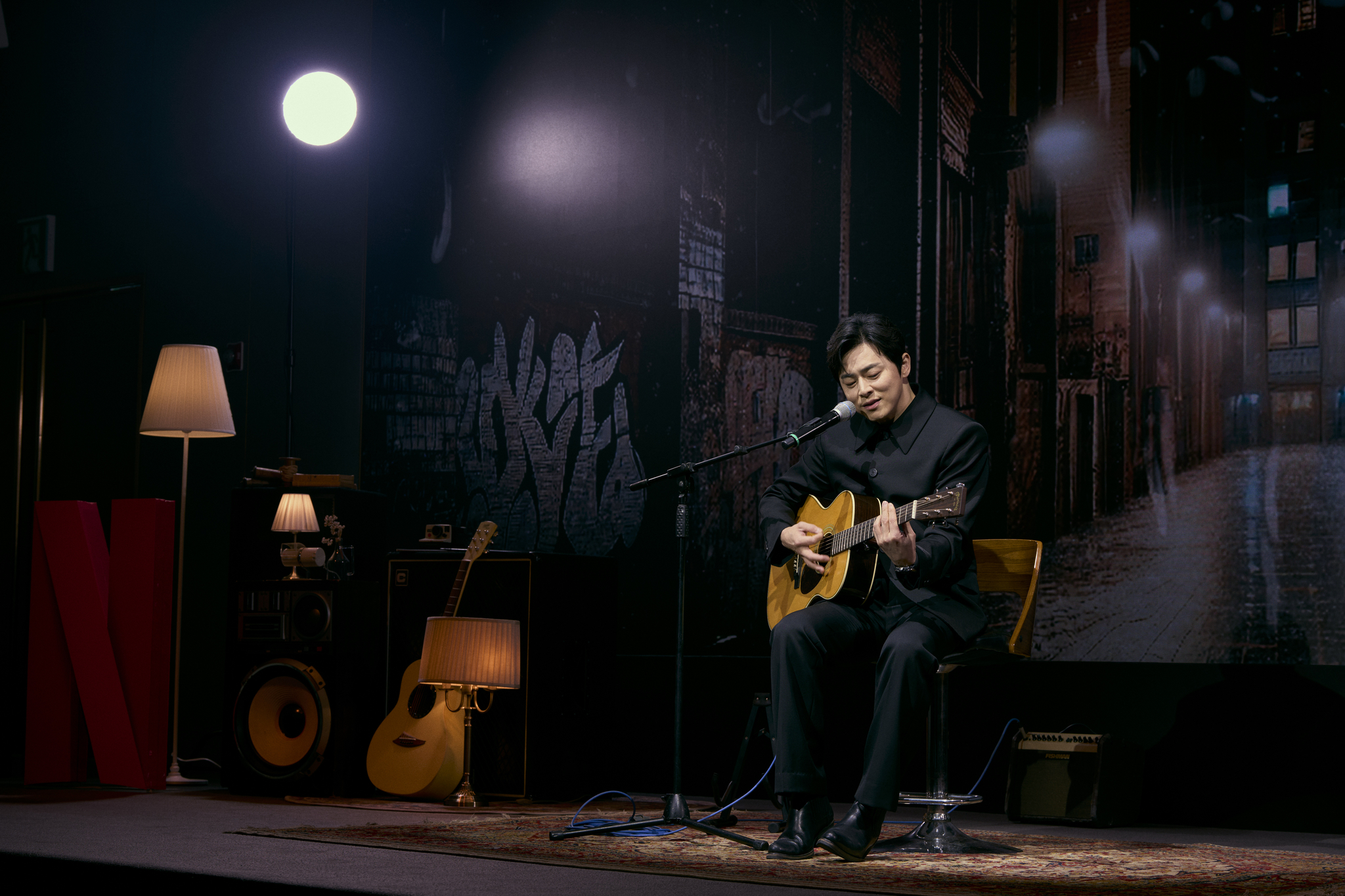 Actor Cho Jung-seok performs “Champagne,” the lead track of his upcoming full-length album during a press conference held in Mapo District, western Seoul, on Aug. 27. [NETFLIX]     