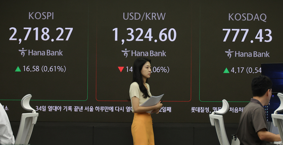 A screen in Hana Bank's trading room in central Seoul shows the Kospi opening on Monday. [YONHAP]