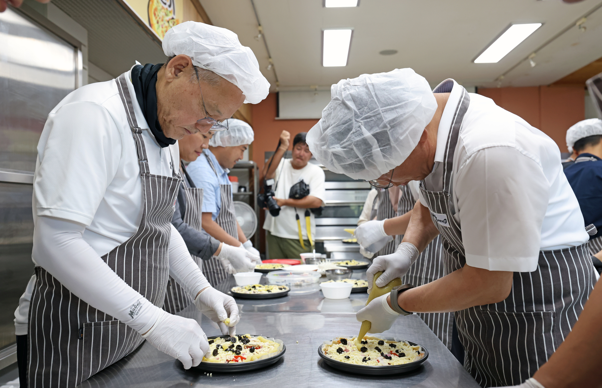 Culture Minister Yu In-chon makes an organic rice pizza in Hongseong County [MINISTRY OF CULTURE, SPORTS AND TOURISM]